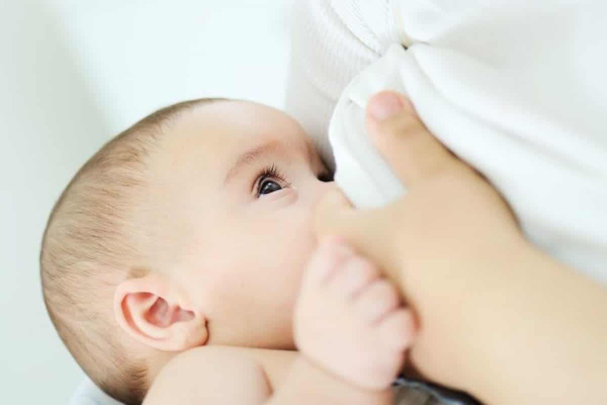مزایای تغذیه نوزاد با شیر مادر