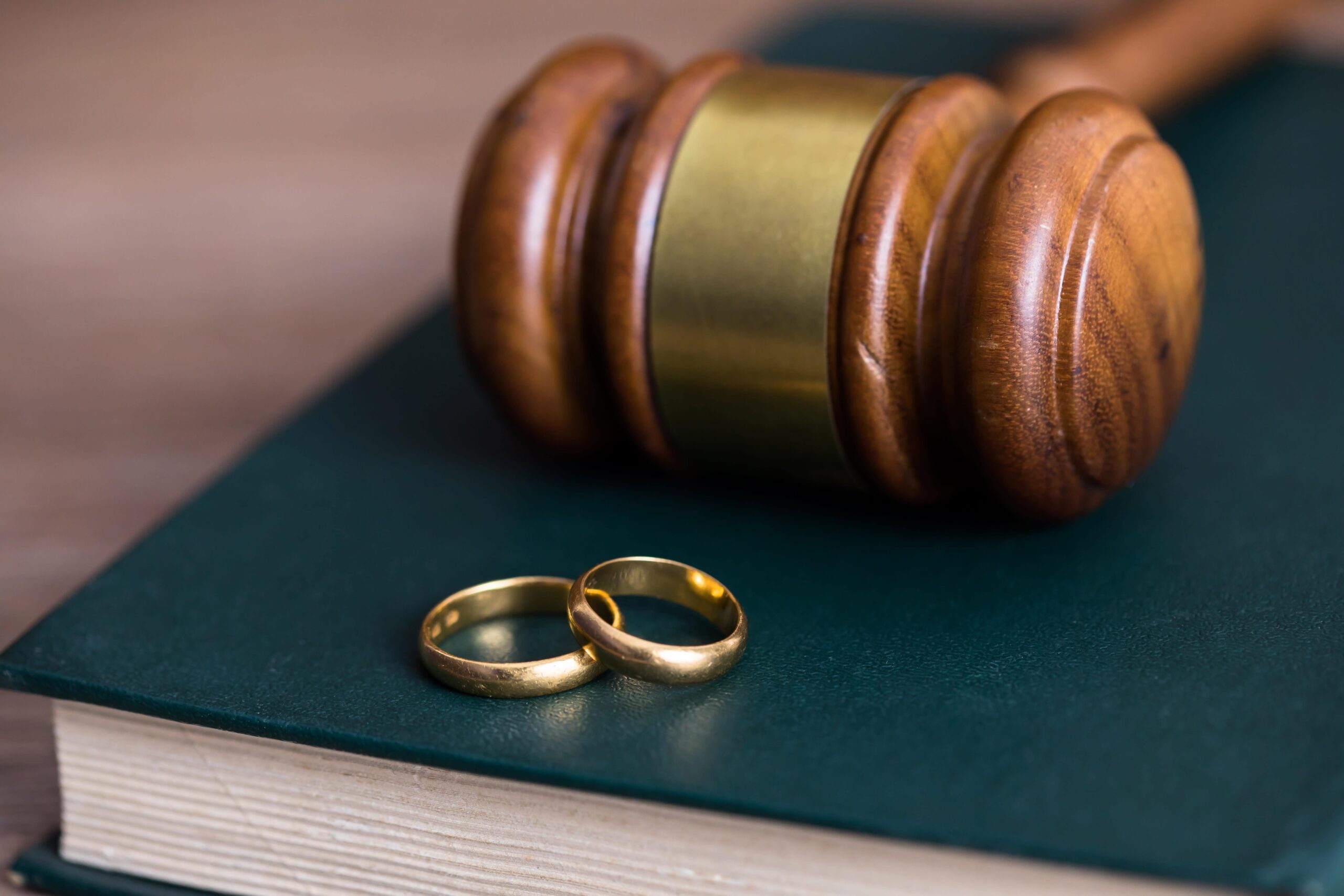 زنان متقاضی طلاق و زنان عادی